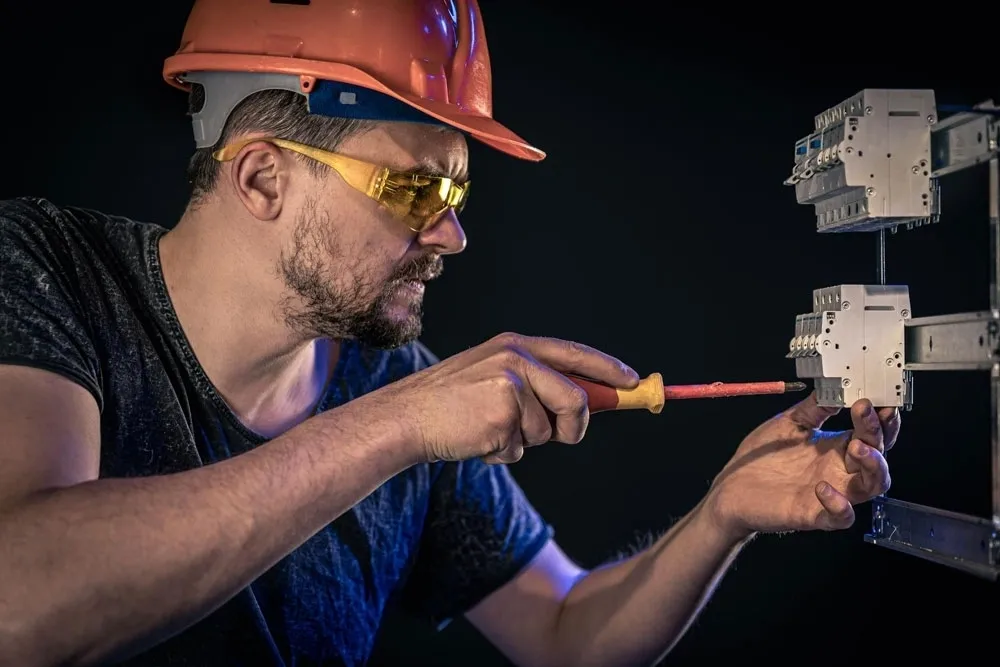 Un-electricista-trabaja-en-un-cuadro-de-distribucion
